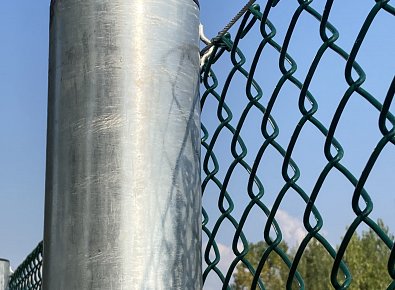 Lavoro di posa in opera recinzione per impianto sportivo