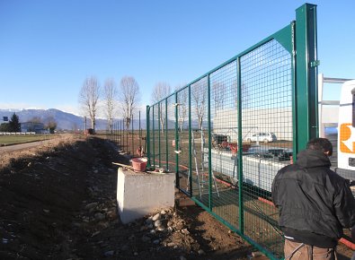 Lavoro di posa in opera recinzione per siti industriali