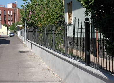 Lavoro di posa in opera recinzione per edilizia civile e residenziale