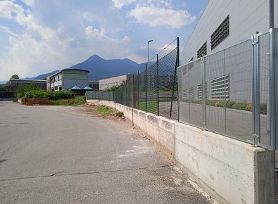 Lavoro di posa in opera recinzione per siti industriali