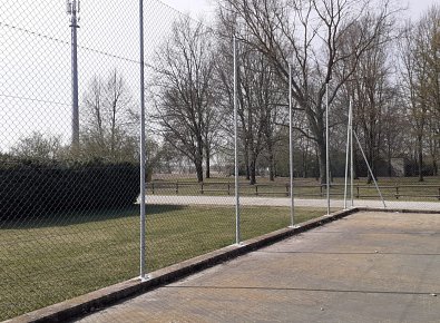 Lavoro di posa in opera recinzione per impianto sportivo
