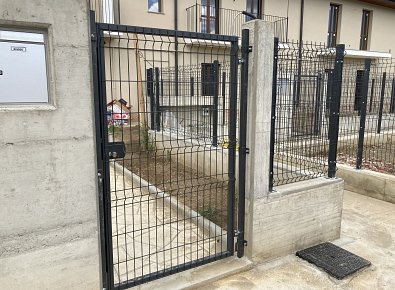 Lavoro di posa in opera recinzione per edilizia civile e residenziale